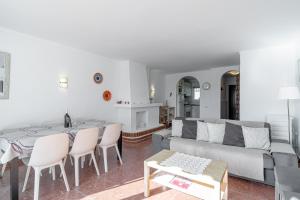 - un salon avec un canapé et une table dans l'établissement Via Romana 87 Villas Casasol, à Nerja