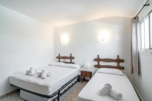 ネルハにあるVia Romana 87 Villas Casasolの白い壁の客室内のベッド2台