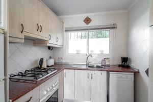 Kuchyňa alebo kuchynka v ubytovaní Via Romana 87 Villas Casasol + 18 fotografií