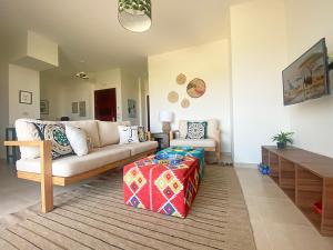 uma sala de estar com um sofá e uma mesa em Soma Bay Sea View Penthouse em Hurghada