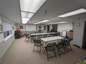 une salle de classe avec des tables et des chaises dans une salle dans l'établissement The Oaks B&B Hotel and Spiritual Center, à Jamestown