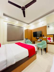 Postel nebo postele na pokoji v ubytování Hotel Royal Rosette with free Wi-Fi near New Delhi Railway Station
