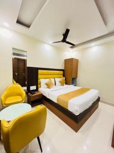 Postel nebo postele na pokoji v ubytování Hotel Royal Rosette with free Wi-Fi near New Delhi Railway Station