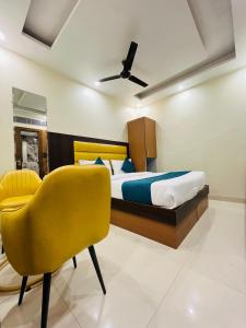 Postel nebo postele na pokoji v ubytování Hotel Royal Rosette with free Wi-Fi near New Delhi Railway Station