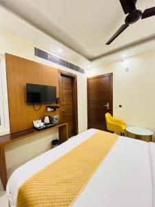 Postel nebo postele na pokoji v ubytování Hotel Royal Rosette with free Wi-Fi near New Delhi Railway Station
