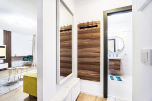 ブカレストにあるLuxury Belvedereの鏡付きのスライドドアが備わるお部屋 +109枚の写真