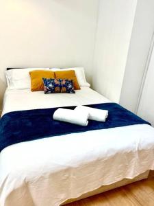 łóżko z dwoma ręcznikami na górze w obiekcie Brilliant One Bedroom Flat in London w Londynie