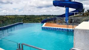 un tobogán de agua en medio de una piscina en EliJosh Resort and Events Place, en Silang