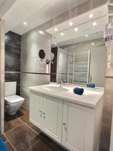 bagno con lavandino bianco e servizi igienici di ''Les Platanes''de Miss.K Conciergerie a Gorrevod