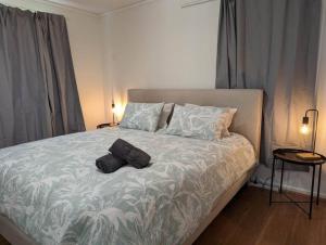 - une chambre avec un lit et 2 serviettes dans l'établissement Comfortable Home 3bdr Nr Kingston and Fyshwick, à Fyshwick
