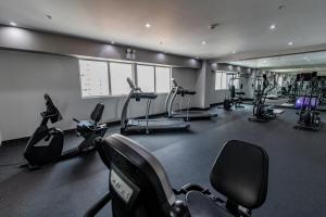 un gimnasio con varias cintas de correr y bicicletas estáticas en Jose Antonio Deluxe, en Lima