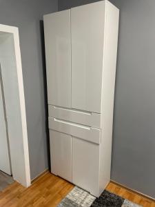 a white closet with three drawers and a door at 60m² Wohnung in Krefeld Zentrum, nähe Düsseldorf Hbf, Messe, Zentrum in Krefeld