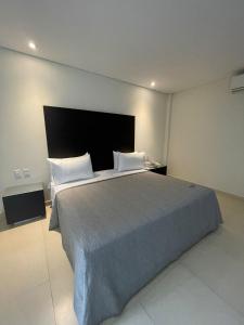1 dormitorio con 1 cama grande en una habitación en Diverxo Hotel & Villas en Tuxtla Gutiérrez