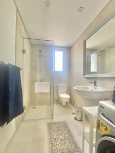 Soma Bay Sea View Penthouse في الغردقة: حمام مع دش ومرحاض ومغسلة