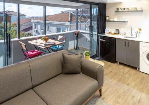 a living room with a couch and a kitchen with a balcony at APARTMENTS BAKRAC 26 in Istanbul