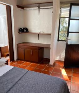 a bedroom with a bed and a cabinet and a window at Casa Del Viento, Alojamiento in Villanueva