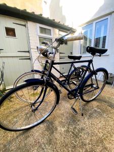 ein Fahrrad, das vor einem Haus geparkt ist in der Unterkunft Stunning Coastal Cottage with free parking - easy stroll to town & beach in Aldeburgh