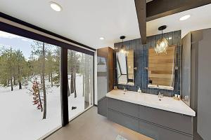 O baie la Modern Gambrel Cabin Near Ski Resorts +25 fotografii