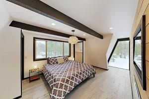 Un pat sau paturi într-o cameră la Modern Gambrel Cabin Near Ski Resorts