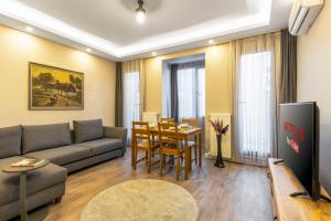 een woonkamer met een bank en een tafel bij APARTMENTS BAKRAC 26 in Istanbul