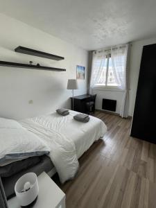 モンペリエにあるVintage Port Marianne Montpellierのベッドルーム(大きな白いベッド1台、窓付)
