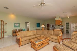 uma sala de estar com um sofá e uma mesa em Pelican Landing em Islamorada