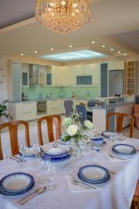 una mesa con platos azules y blancos. en Apple home Detached house in sunny Ierapetra, en Ierápetra
