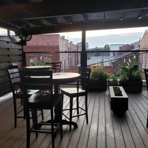 patio con tavolo e sedie su una terrazza di Natchez Manor Bed & Breakfast a Natchez