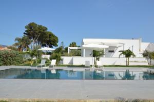 a villa with a swimming pool and a house at LM7 Luxury Villa Sicily in Fontane Bianche