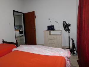 a bedroom with a bed and a desk with a fan at Utopía - Cabaña de Montaña in Las Juntas