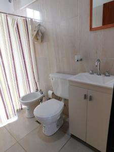 La salle de bains est pourvue de toilettes et d'un lavabo. dans l'établissement Utopía - Cabaña de Montaña, à Las Juntas