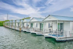 una fila de casas en un muelle en el agua en Treasure Harbor, en Islamorada