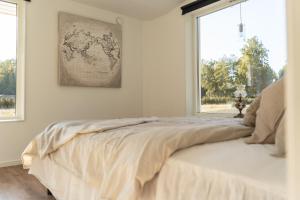 - une chambre avec un lit et une carte murale dans l'établissement Villa intill naturreservat, à Ryssby