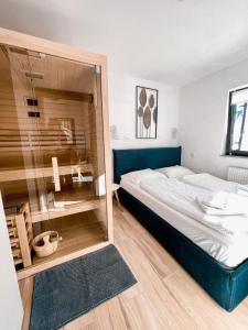 Schlafzimmer mit einem großen Bett und einer Glastür in der Unterkunft Sunshine Apartments Golte - Sauna in Mozirje