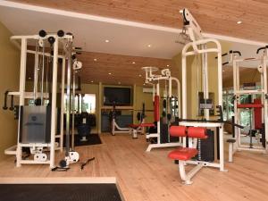 un gimnasio con varias cintas de correr y máquinas en 2 Bed in Ledbury 77377 