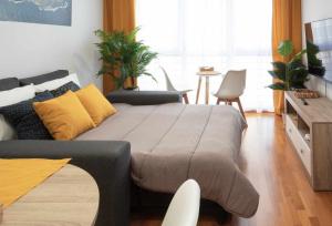 um quarto com uma cama grande e almofadas amarelas em AG Miramar Malpica x4 vistas playa Costa da Morte em Malpica de Bergantiños