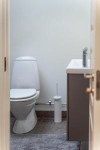 La salle de bains est pourvue de toilettes blanches et d'un lavabo. dans l'établissement Villa intill naturreservat, à Ryssby