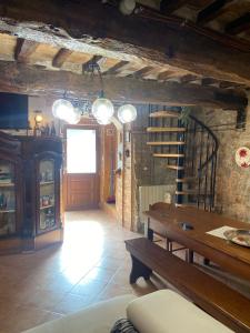 sala de estar con mesa de madera y escalera en Residenza Etrusca, en Pianello