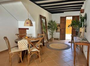 Casa Oasis - Centro histórico ( Pocos pasos de la plaza principal) في فيلا دي ليفا: غرفة طعام مع طاولة وكراسي