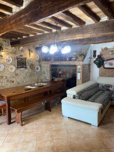 sala de estar con mesa y sofá en Residenza Etrusca, en Pianello