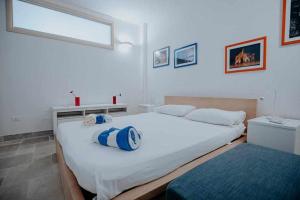 una camera da letto con un grande letto bianco e una finestra di Tenuta Matilda by TripOstuni a Ostuni