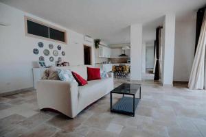 un soggiorno con un divano e un tavolo di Tenuta Matilda by TripOstuni a Ostuni