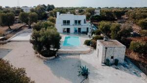 una vista aerea di una casa con piscina di Tenuta Matilda by TripOstuni a Ostuni