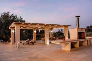 un padiglione con camino e tavolo da picnic di Tenuta Matilda by TripOstuni a Ostuni