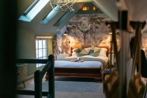 um quarto com uma cama grande num quarto em The Archangel,Restaurant & Bar with Rooms em Frome