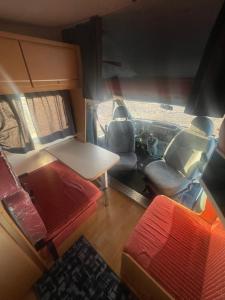 Blick auf einen Wohnwagen mit Tisch und Stühlen in der Unterkunft Autocarabana Ford trigano in Arrecife