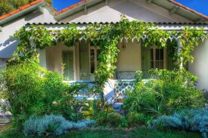 a house with a garden in front of it at La Petite Calanque in Marseille