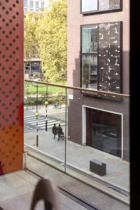 una ventana de un edificio con vistas en Designer Apartment in Mayfair/Regent Street, en Londres