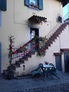 una scala con una panca blu di fronte a un edificio di Marianna casa vacanza ad Azzate