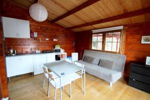 una sala de estar con un sofá y una mesa en Douro Yacht Charter & Bungalows, en São João da Pesqueira